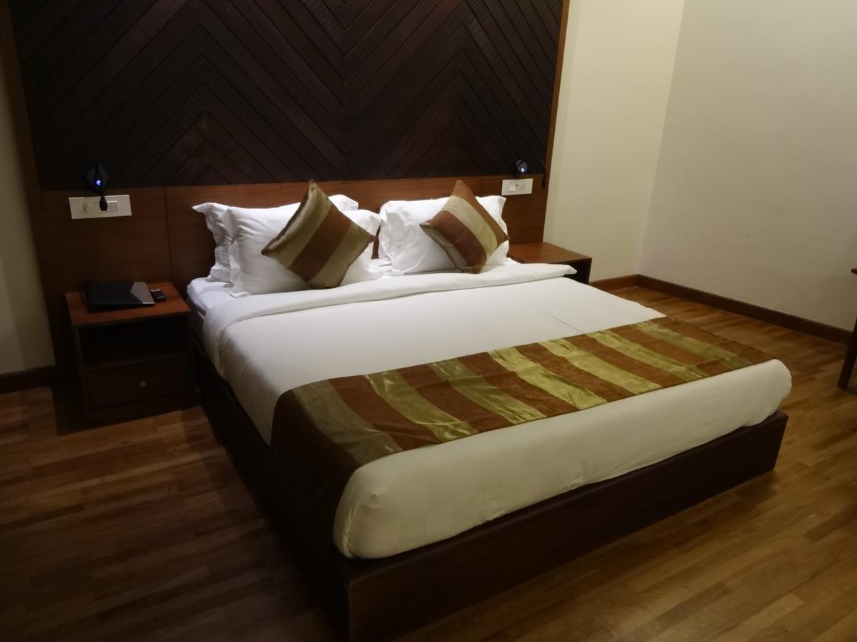 Woodies Bleisure Hotel Кожикоде Экстерьер фото