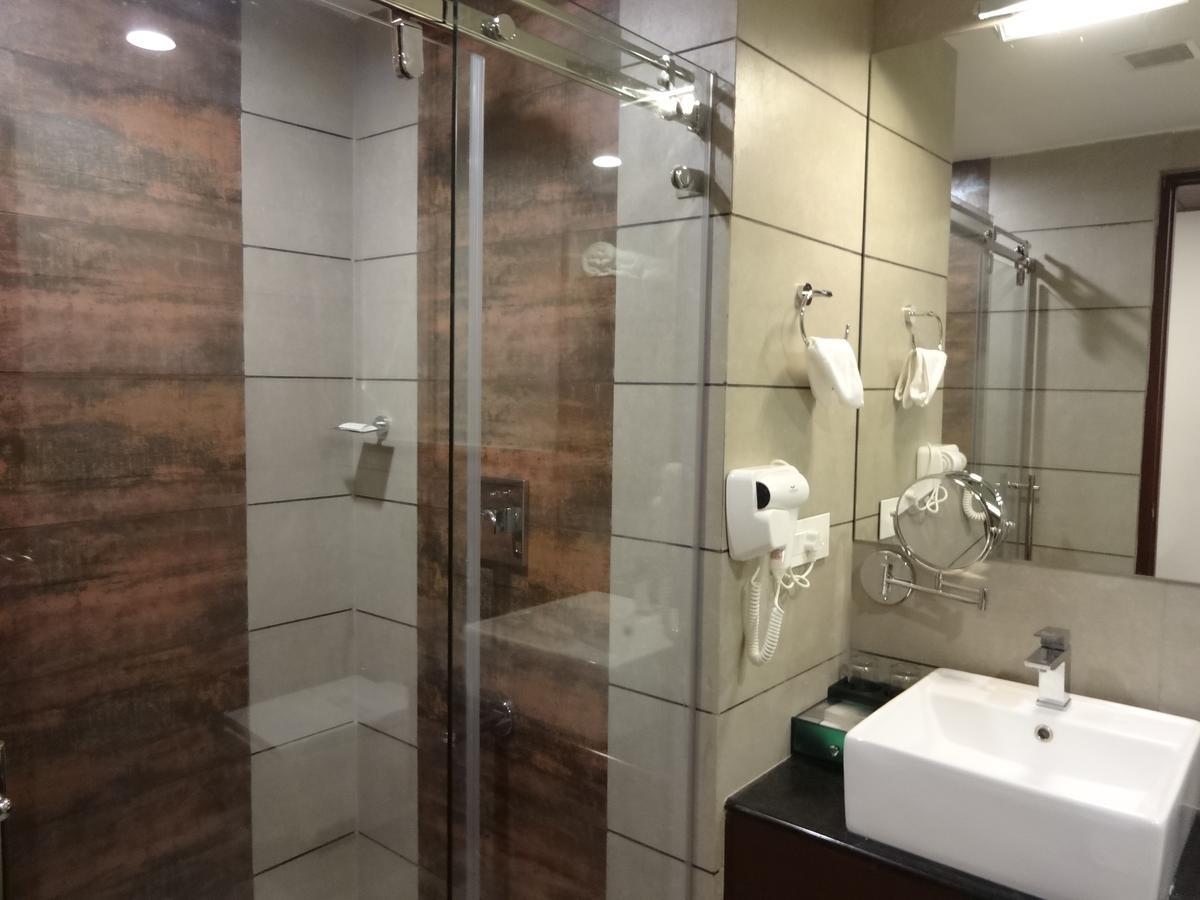 Woodies Bleisure Hotel Кожикоде Экстерьер фото